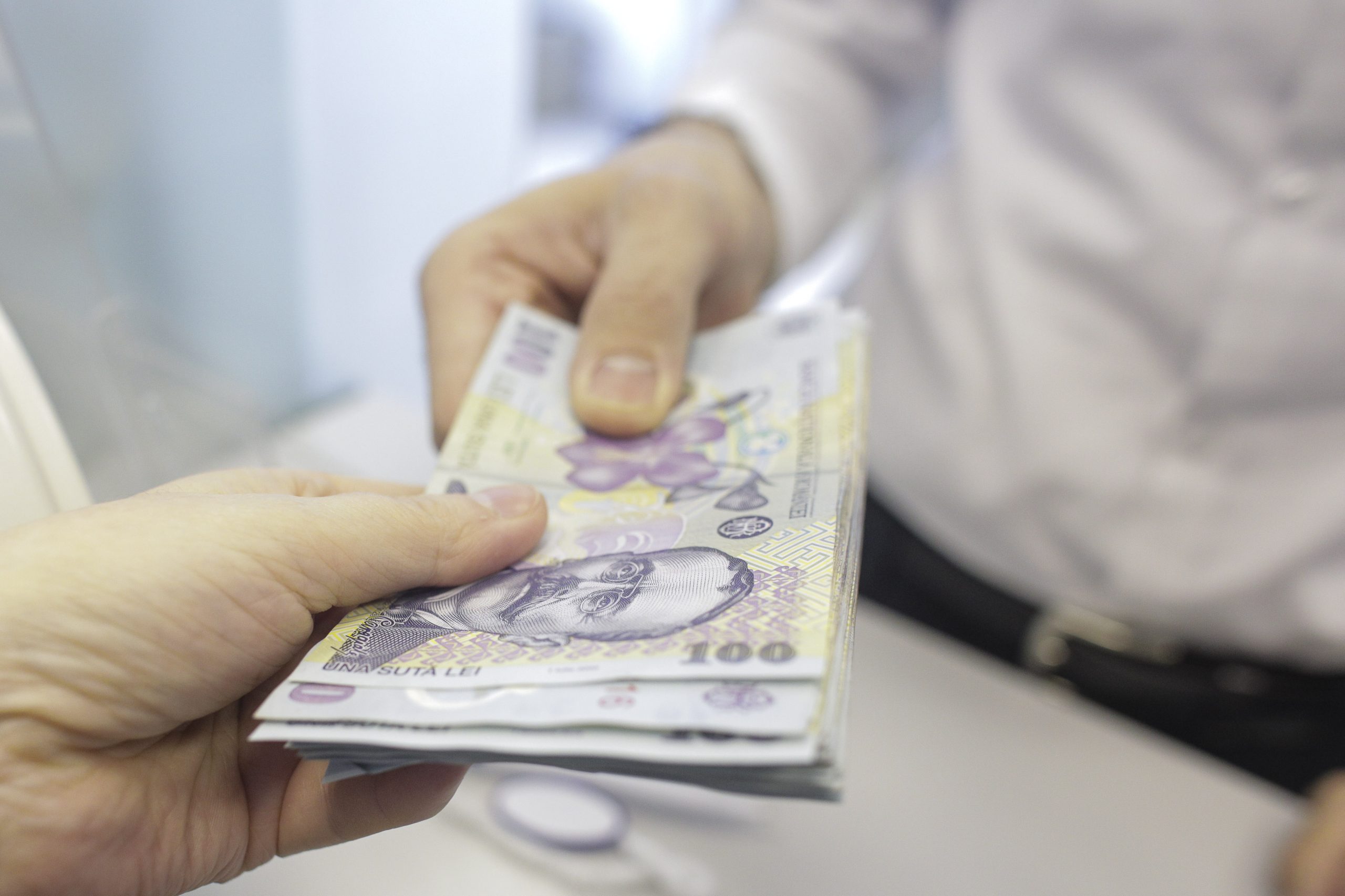 Raport. Cash sau card? Românii se bazează pe numerar pentru majoritatea achizițiilor