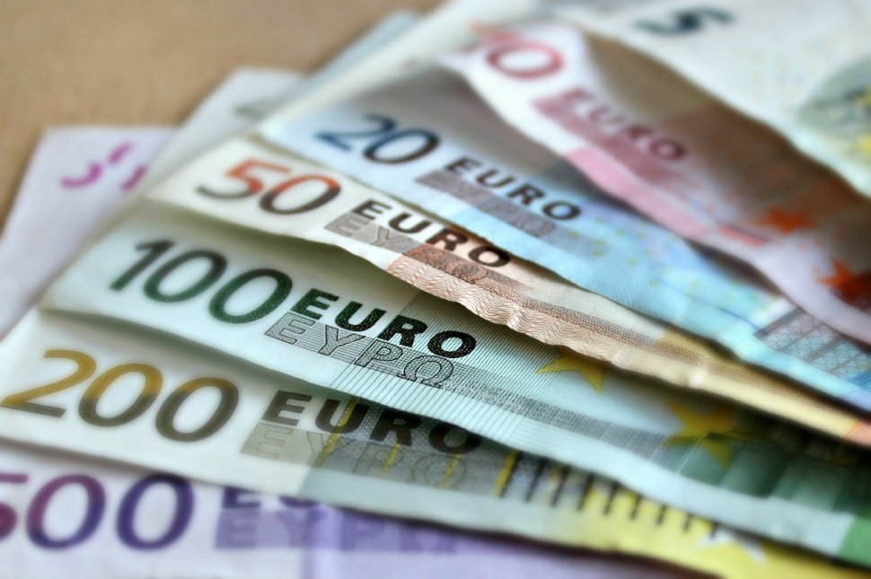 Euro va depăşi 5,05 lei până în noiembrie 2024, avertizează analiştii financiari de la CFA România. Răzvan Botea: „Creșterea ar fi foarte mică. În buzunarele noastre nu se va simți”
