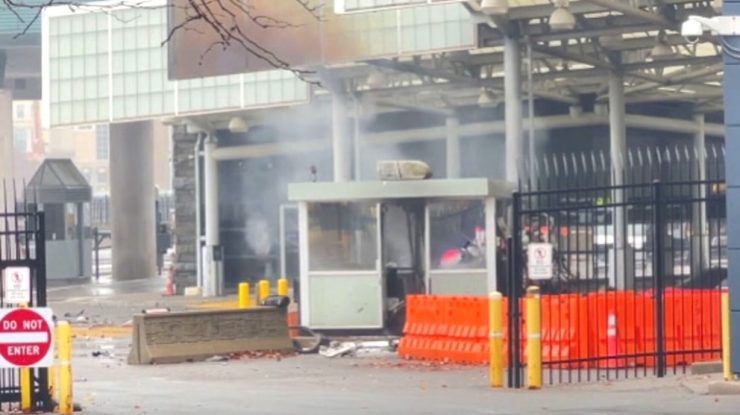 FOTO-VIDEO. Un vehicul a explodat pe podul dintre SUA și Canada. FBI investighează toate punctele de intrare în New York/Două persoane au murit