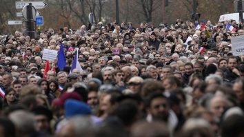 Zeci de mii de oameni au ieșit pe străzile din Franța pentru a denunța creșterea actelor antisemite. La Paris, în jur de 105.000 de manifestanți s-au alăturat marșului