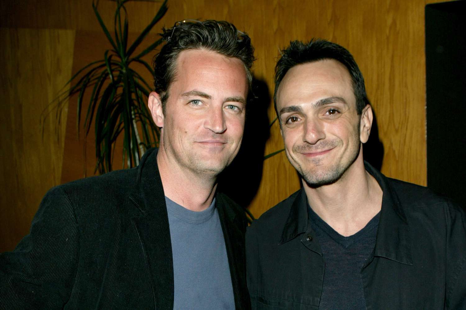 Hank Azaria, primele declarații după moartea lui Matthew Perry: „Voi face tot ce pot pentru a continua misiunea lui, de a răspândi cuvântul de recuperare și de a ajuta oamenii”