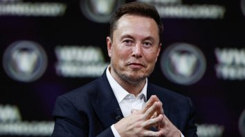 Un chatbot romantic. Elon Musk a publicat o poezie despre dragoste scrisă de Grok