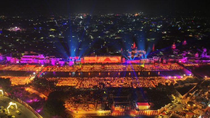 FOTO. India doboară un nou record. Peste 2 milioane de lămpi cu ulei au luminat întreaga țară de Diwali