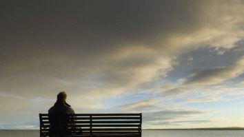 OMS: Singurătatea este o „problemă de sănătate publică la nivel mondial”. Oamenii singuri trăiesc mai puțin decât cei care locuiesc în cuplu