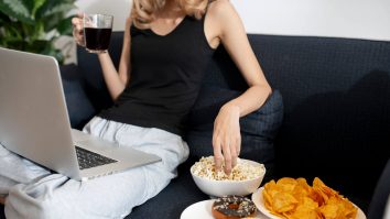 Tu mănânci când ești stresat? Psihoterapeut: „Dificultățile apar atunci când folosim alimentația în loc să petrecem timp cu o persoană dragă”