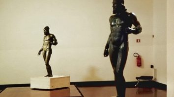 Vizită nud la muzeu. Ghidul a fost dezbrăcat pe tot parcursul vernisajului