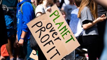 Raport. Cine poluează planeta? Cei mai bogați 1% dintre oameni sunt responsabili pentru mai multe emisii de carbon decât 66% din restul populației