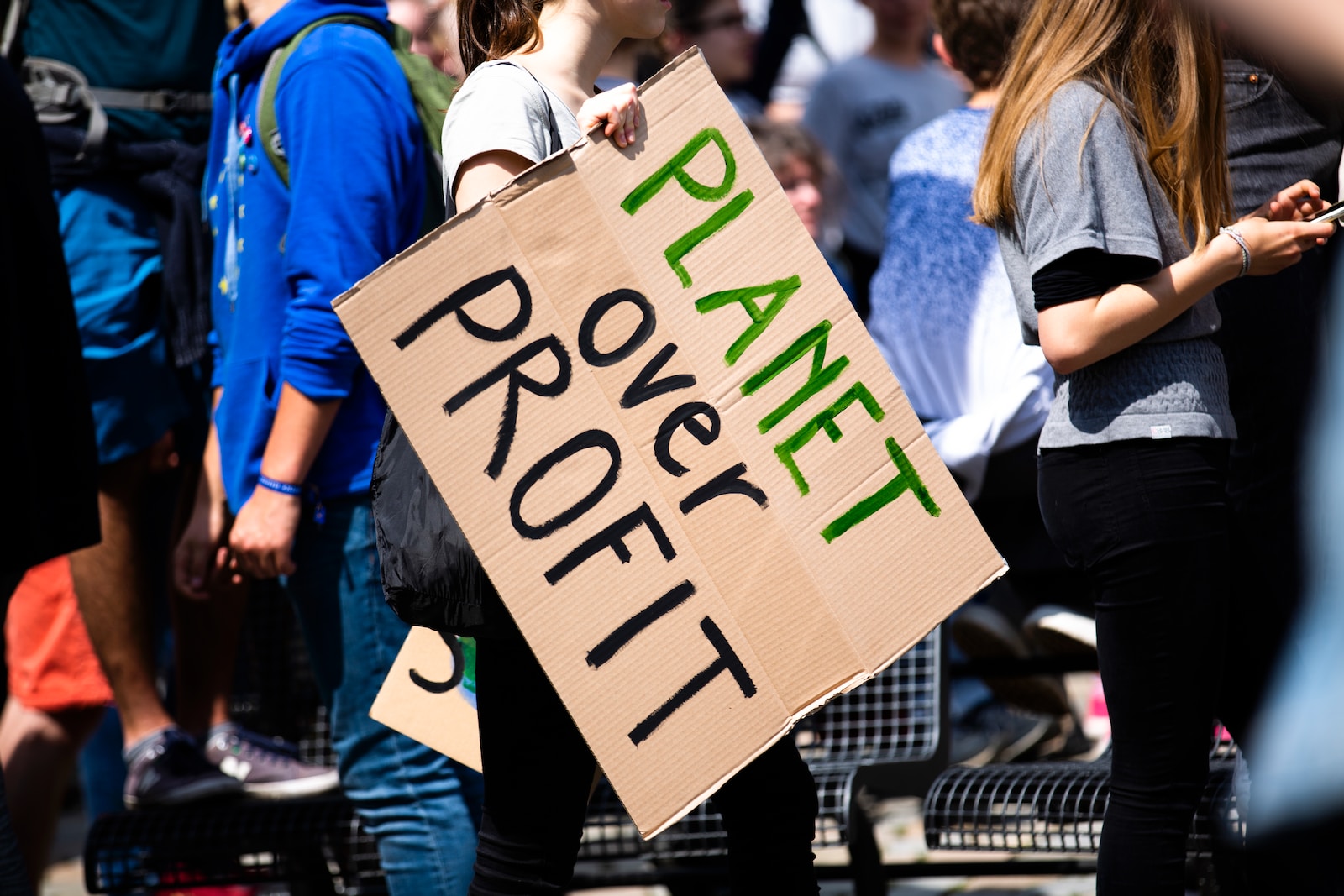 Raport. Cine poluează planeta? Cei mai bogați 1% dintre oameni sunt responsabili pentru mai multe emisii de carbon decât 66% din restul populației