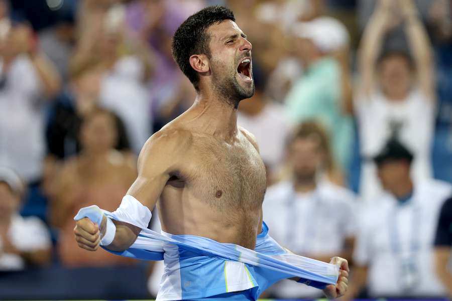 Novak Djokovic îl învinge pe Dimitrov la Paris pentru al 40-lea titlu de Masters 1000 din carieră. Sârbul a reuşit câte un break în fiecare set