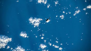 VIDEO. Lost in space: Geanta de unelte a unui astronaut gravitează în jurul Pământului