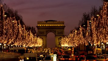 VIDEO. Parisul a dat startul sezonului de sărbători. Luminile de Crăciun au fost aprinse pe bulevardul Champs-Élysées
