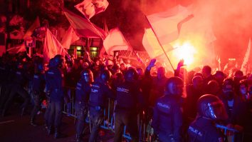 Acordul dintre Pedro Sanchez și separatiștii catalani scoate mii de oameni în stradă. Protestatarii critică concesiile anunțate pentru Catalonia