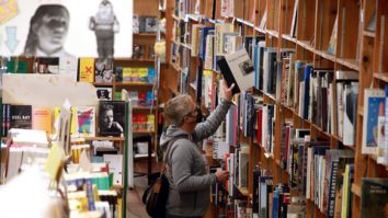 Poezia te scapă de anxietate. Cum pot vindeca versurile singurătatea