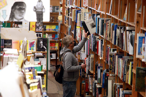 Poezia te scapă de anxietate. Cum pot vindeca versurile singurătatea