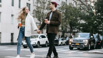 Peste jumătate dintre membrii Generației Z își doresc o relație deschisă. Ce beneficii și experiențe le oferă