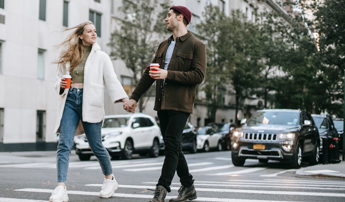 Peste jumătate dintre membrii Generației Z își doresc o relație deschisă. Ce beneficii și experiențe le oferă