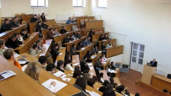 Ministerul Educației reduce 597 de locuri bugetate la licență pentru anul I și le transferă către master și doctorat