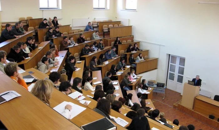 Ministerul Educației reduce 597 de locuri bugetate la licență pentru anul I și le transferă către master și doctorat