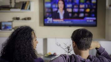 Televizorul rămâne principala sursă de informare preferată a europenilor. De unde află noutățile românii