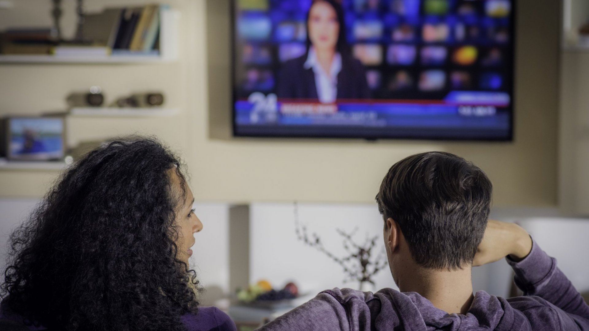Televizorul rămâne principala sursă de informare preferată a europenilor. De unde află noutățile românii