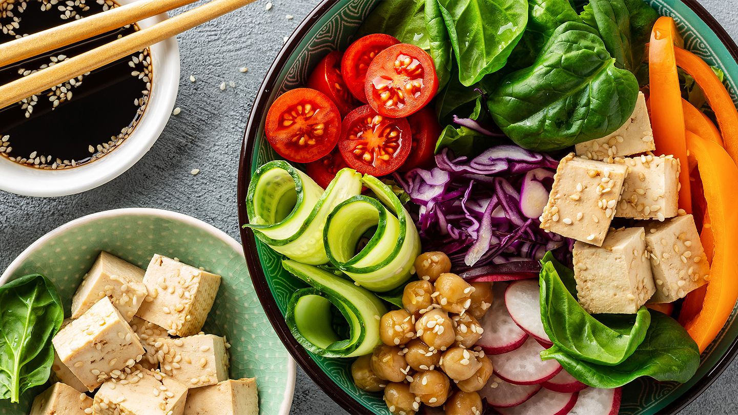 Ziua veganismului. Câți români ar da carnea pe fructe și legume