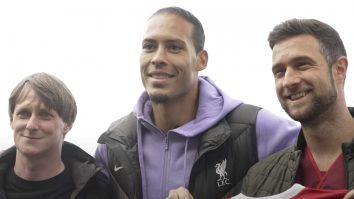 VIDEO. Un moment emoționant pentru Liverpool. Gestul nobil făcut de către căpitanul echipei de fotbal