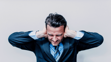 De ce auzim voci? „Stresul, epuizarea și oboseala te fac să fii un purtător de voci”. Explicațiile psihologului