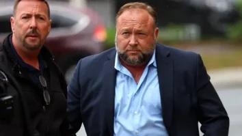 Musk i-a reactivat contul lui Alex Jones de pe platforma X, după o interdicție de 5 ani