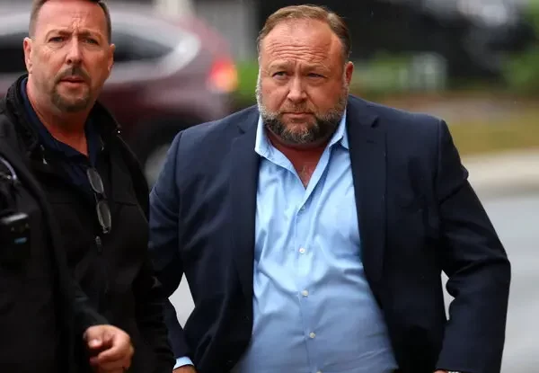 Musk i-a reactivat contul lui Alex Jones de pe platforma X, după o interdicție de 5 ani