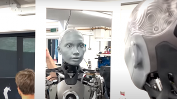 Ameca, un robot umanoid, și-a văzut pentru prima dată reflexia în oglindă. Ce reacție a avut