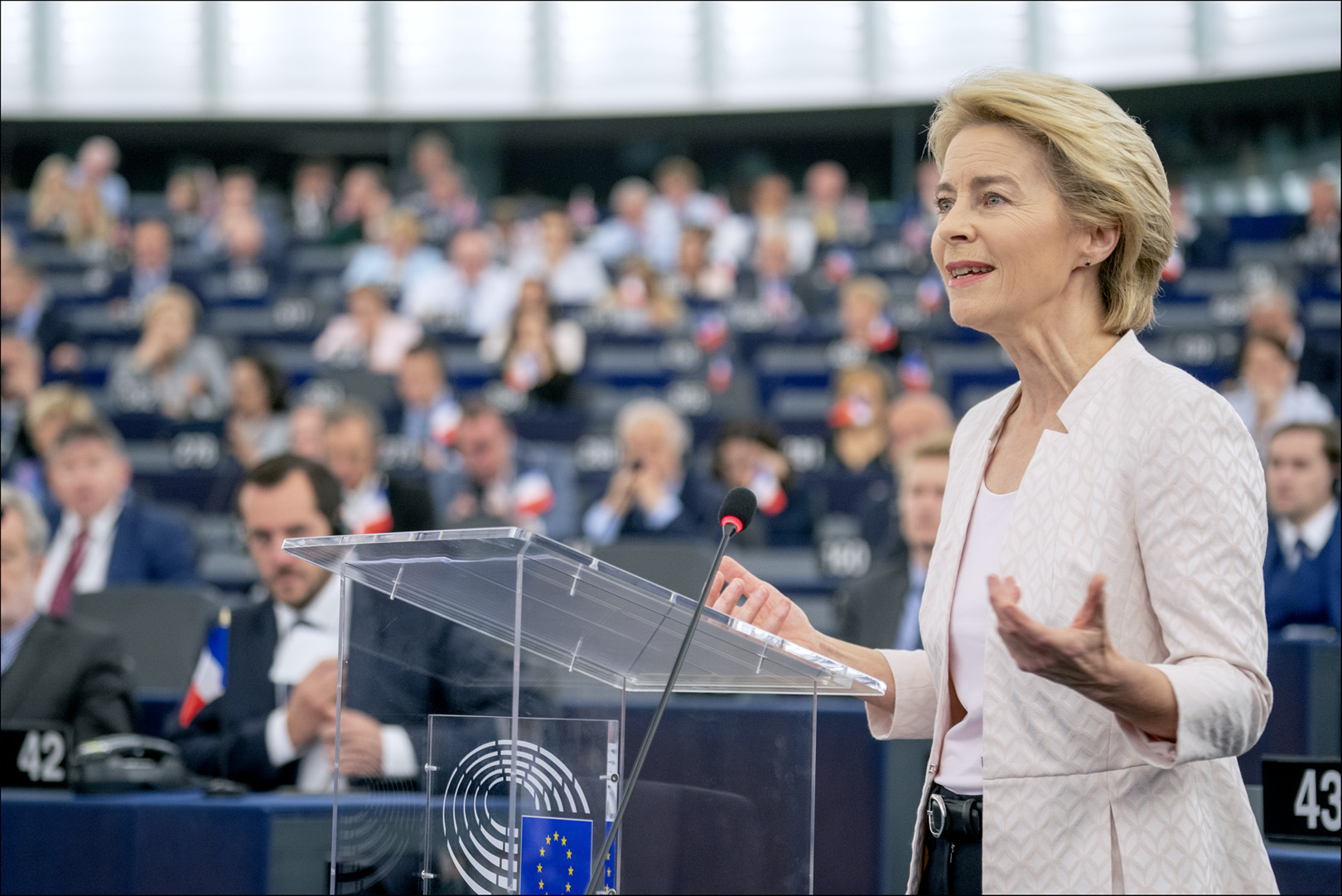 Ursula Von der Leyen vrea încă un mandat în fruntea Comisiei Europene. Surse politice spun că Macron ar vrea ca Mario Draghi să fie președintele Comisiei