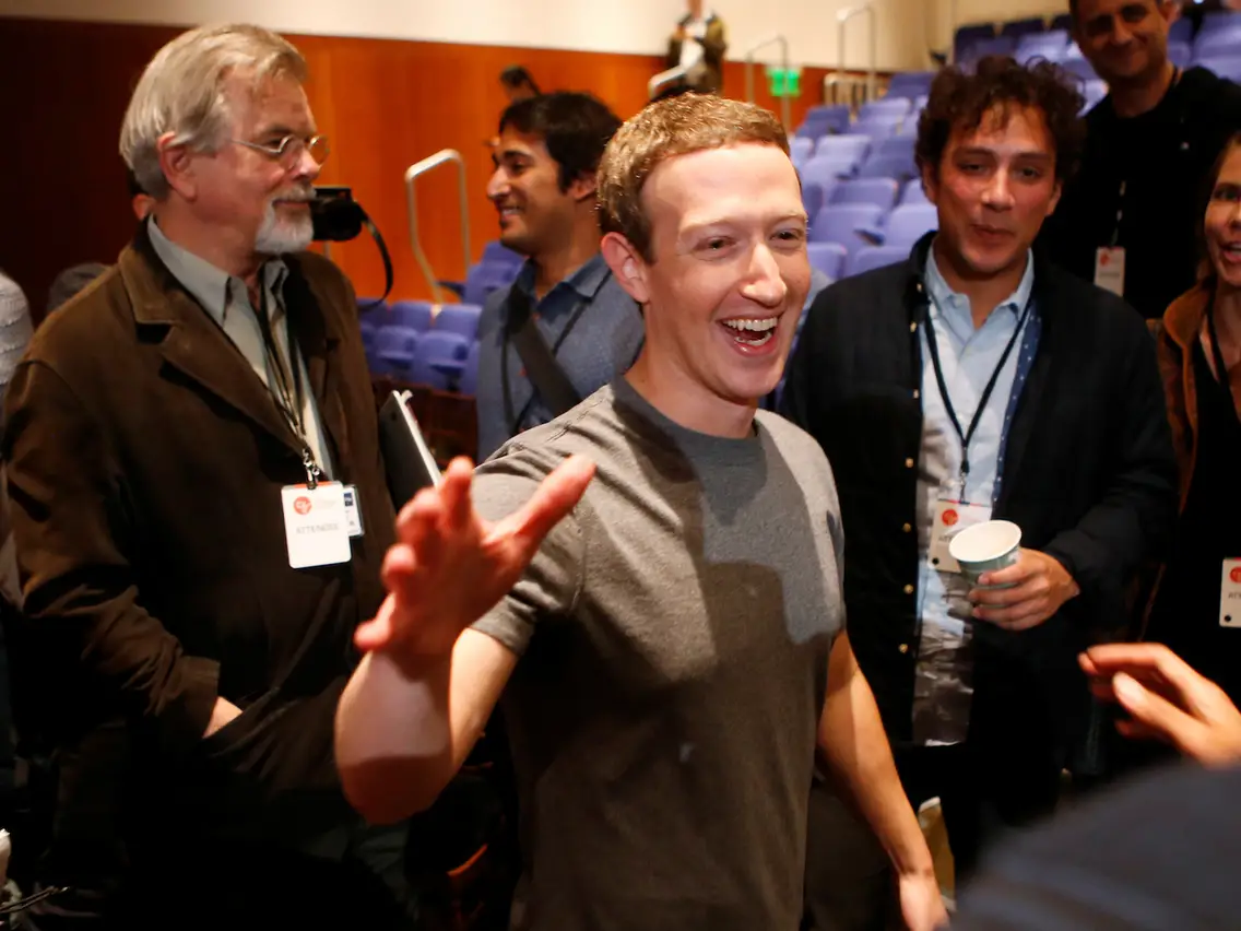 Miliardarii lumii dezbat demiterea lui Altman pe un grup de WhatsApp. Peste 100 de CEO de la Sillicon Valley fac parte din el