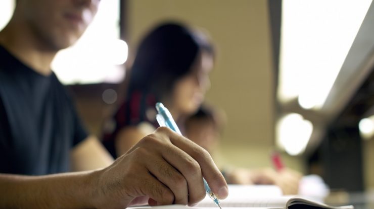 Elevii olimpici care își continuă studiile în România vor primi burse între 1.000 și 6.000 de euro anual. Ministerul Cercetării a semnat deja contracte cu 9 universități din țară