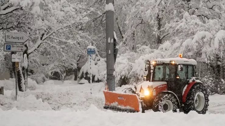 MAE a emis o atenționare de călătorie în Germania. Ninsorile abundente provoacă perturbări semnificative în transporturile aeriene şi rutiere