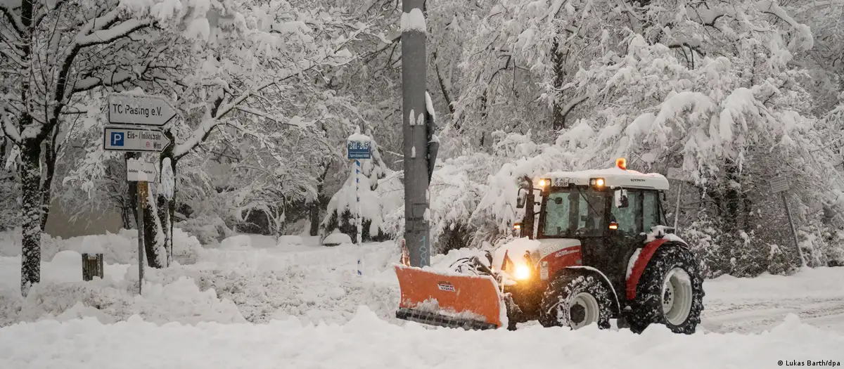 MAE a emis o atenționare de călătorie în Germania. Ninsorile abundente provoacă perturbări semnificative în transporturile aeriene şi rutiere