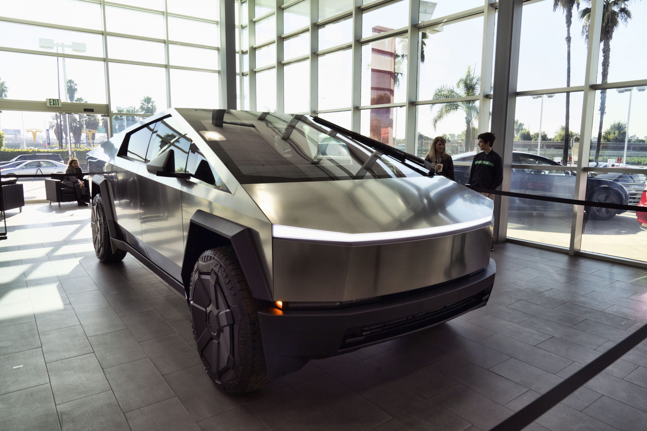 VIDEO. Primele Cybertruck Tesla au fost livrate. Ce trebuie să știi despre noua mașină lansată de Musk