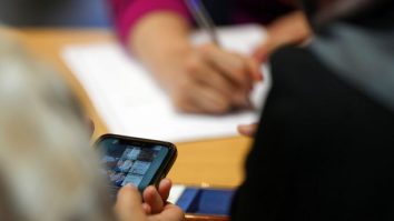 Guvernul spaniol vrea să interzică telefoanele mobile în şcoli. Care e situația în România