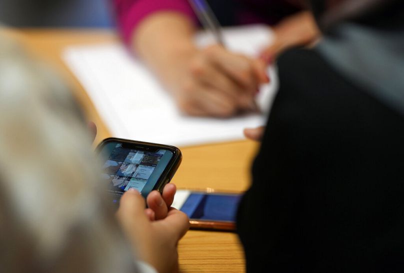 Guvernul spaniol vrea să interzică telefoanele mobile în şcoli. Care e situația în România
