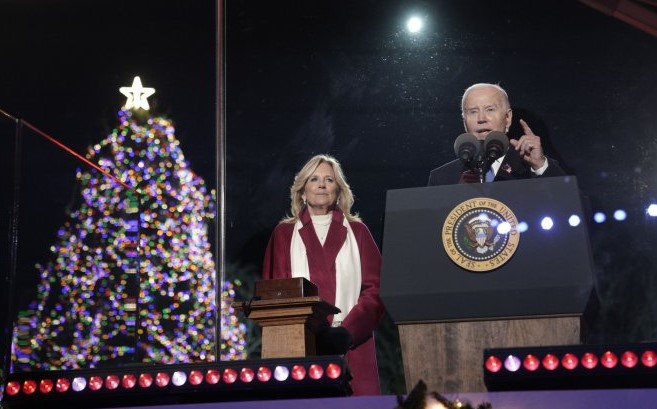 Casa Albă a intrat în spiritul sărbătorilor de iarnă. Joe Biden și soția sa au participat la tradiția de iluminare a pomului de Crăciun