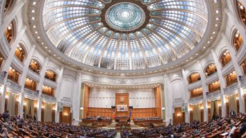 Scandal în Parlament la votul final pentru bugetul din 2024. Ciolacu a încercat să calmeze spiritele