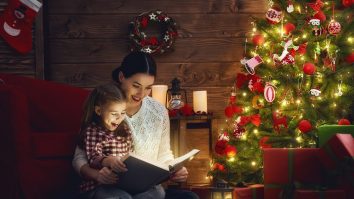 Lectura, cel mai bun mod de a te conecta cu cei dragi de sărbători. Topul cărților perfecte pentru Crăciun