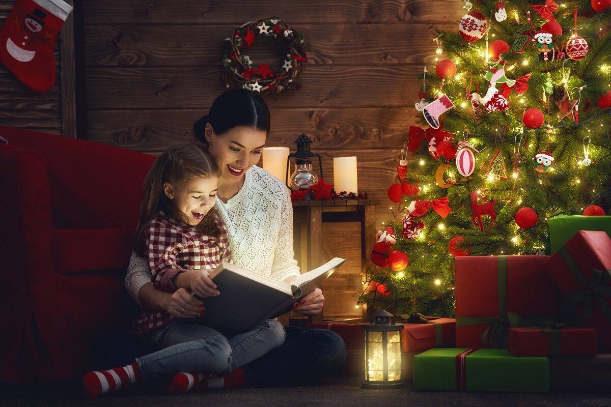 Lectura, cel mai bun mod de a te conecta cu cei dragi de sărbători. Topul cărților perfecte pentru Crăciun
