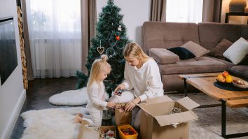 Bradul perfect în 2025 nu mai e des și simetric. Designerii preferă brazi rari, înclinați, cu ramuri haotice. Ce decorațiuni sunt în trend