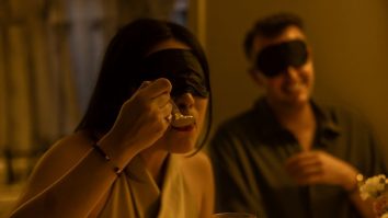 Mâncatul legat la ochi, cea mai nouă tendință la Paris. Gustul mâncării va fi mult mai intens