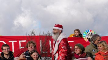 Moș Crăciun, activist de mediu. „Sustaina Claus” le cere oficialilor COP28 să acționeze mai rapid pentru a limita încălzirea globală