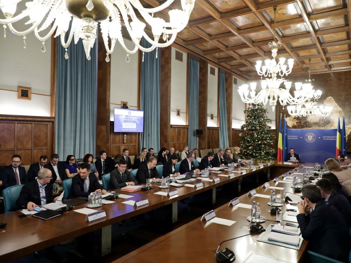 Guvernul Ciolacu va elimina peste 200.000 de posturi. Restructurări la SGG