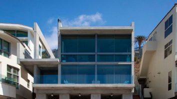 FOTO. Pentru 53 de milioane de dolari, poți cumpăra casa de pe malul mării din Malibu a lui Kanye West. Proprietatea nu are ferestre, uși sau electricitate