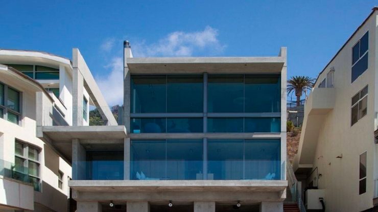 FOTO. Pentru 53 de milioane de dolari, poți cumpăra casa de pe malul mării din Malibu a lui Kanye West. Proprietatea nu are ferestre, uși sau electricitate