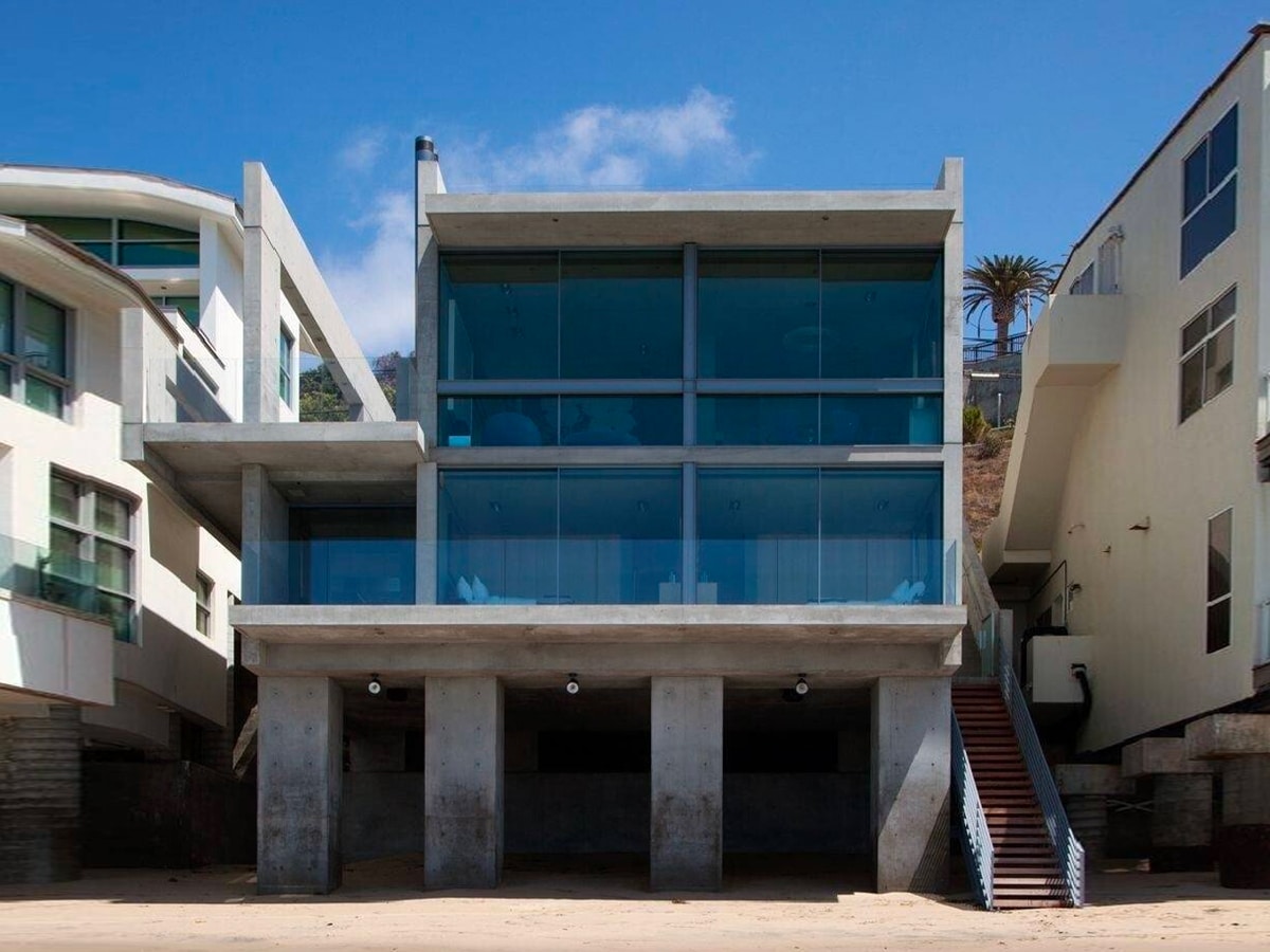 FOTO. Pentru 53 de milioane de dolari, poți cumpăra casa de pe malul mării din Malibu a lui Kanye West. Proprietatea nu are ferestre, uși sau electricitate