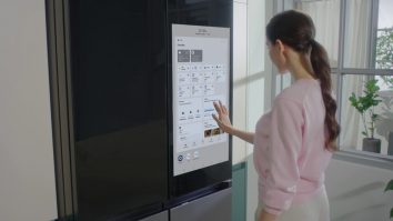 Samsung lansează primul frigider ,,înzestrat” cu Inteligență Artificială. Îți analizează alimentele și îți poate face meniuri personalizate